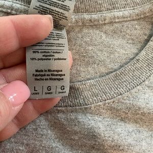 Tshirt wore maybe twice. Excellent condition. Size large